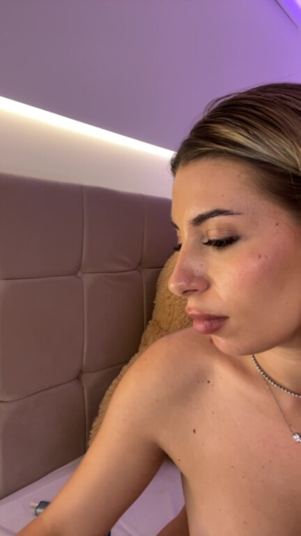 ada_mialni's Streamate show and profile